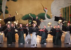 OSK日本歌劇団、創立100周年記念公演「レビュー春のおどり」華やかにスタート