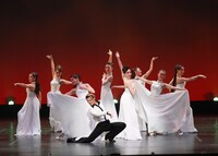 OSK日本歌劇団創立100周年記念公演「レビュー春のおどり」第2部「INFINITY」より。