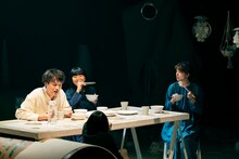 マームとジプシー「Light house」より。（撮影：岡本尚文）