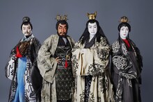 左から市川弘太郎改め市川青虎扮する諸葛孔明、市川中車扮する張飛、市川猿之助扮する関羽、市川笑也扮する劉備。（撮影：みなもと忠之）