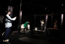 アマヤドリ 20周年記念公演 第3弾「純愛、不倫、あるいは単一性の中にあるダイバーシティについて」より。（撮影：赤坂久美）