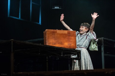 「小沢道成ひとり芝居『鶴かもしれない2022』」より。（Photo by bozzo）