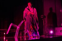 「小沢道成ひとり芝居『鶴かもしれない2022』」より。（Photo by bozzo）