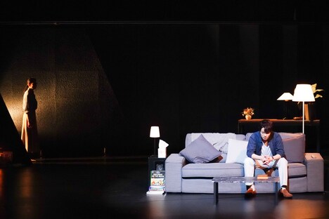 KAAT神奈川芸術劇場プロデュース「ラビット・ホール」より。（撮影：田中亜紀）