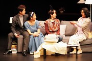 KAAT神奈川芸術劇場プロデュース「ラビット・ホール」より。（撮影：田中亜紀）