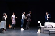 KAAT神奈川芸術劇場プロデュース「ラビット・ホール」より。（撮影：田中亜紀）