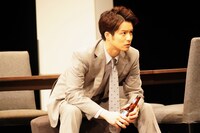 KAAT神奈川芸術劇場プロデュース「ラビット・ホール」より。（撮影：田中亜紀）