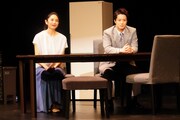 KAAT神奈川芸術劇場プロデュース「ラビット・ホール」より。（撮影：田中亜紀）