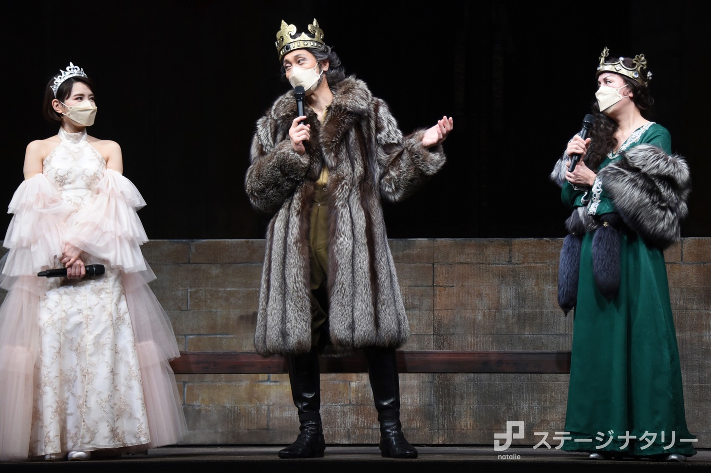 左から葵わかな、佐々木蔵之介、高畑淳子。