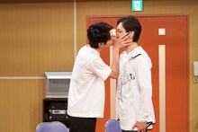 「WOWOWオリジナルミュージカルコメディ 福田雄一、井上芳雄『グリーン＆ブラックス』」より、「夢のミュージカル講座『シークレット・ゼミ』“宝塚男役の極意”」の様子。