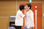 「WOWOWオリジナルミュージカルコメディ 福田雄一、井上芳雄『グリーン&ブラックス』」より、「夢のミュージカル講座『シークレット・ゼミ』“宝塚男役の極意”」の様子。
