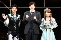 左から三浦翔平、城田優、菅井友香。