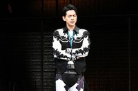 「城田優からのむちゃぶりはあった？」と聞かれ、腕組みして考える三浦翔平。