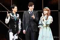 撮影中にじゃんけんを始めた三浦翔平（左）、城田優（中央）、菅井友香（右）。