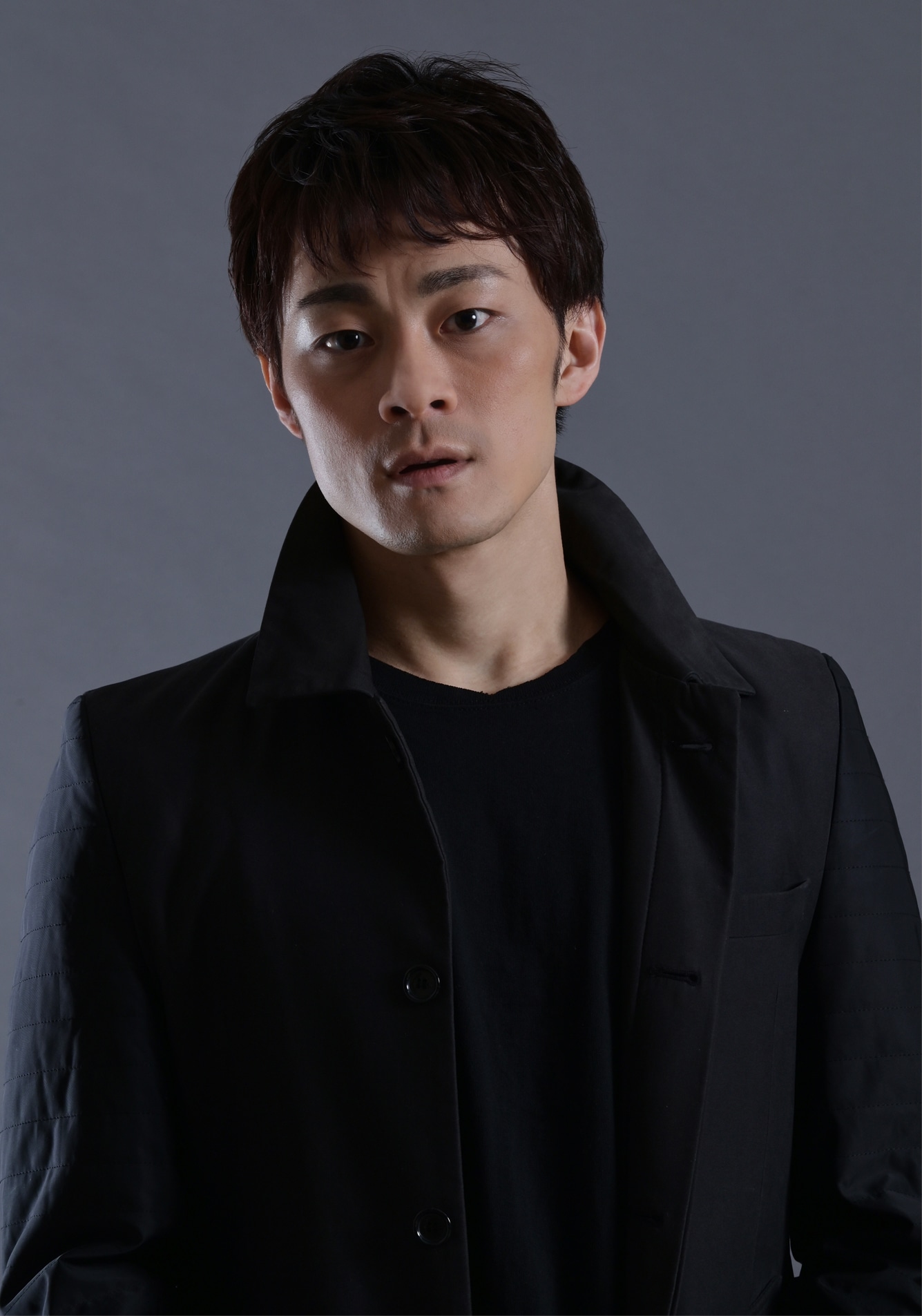 神田恭兵扮する少年。