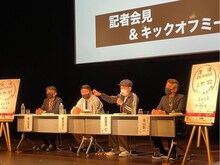 左から崎山敦彦、新井章仁、真栄平仁、当山彰一。