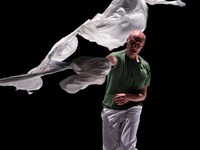 束芋×ヨルグ・ミュラー「もつれる水滴」クリエーションの様子。(c)watsonstudio