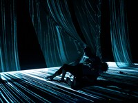 束芋×ヨルグ・ミュラー「もつれる水滴」クリエーションの様子。(c)watsonstudio