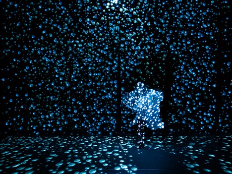 束芋×ヨルグ・ミュラー「もつれる水滴」クリエーションの様子。(c)watsonstudio