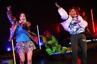 日本劇作家協会プログラム OFFICE SHIKA MUSICAL 雑踏音楽劇「ネオンキッズ」より。（撮影：和田咲子）