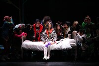 日本劇作家協会プログラム OFFICE SHIKA MUSICAL 雑踏音楽劇「ネオンキッズ」より。（撮影：和田咲子）