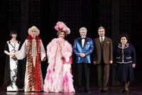 ミュージカル「ラ・カージュ・オ・フォール」出演者。左から香寿たつき、真島茂樹、市村正親、鹿賀丈史、今井清隆、森公美子。