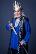 今井清隆扮するチャールズ。