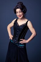 中尾ミエ扮するバーサ。