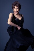 前田美波里扮するバーサ。