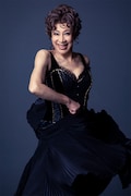 前田美波里扮するバーサ。