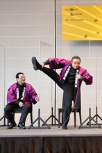 Y字バランスに挑む渡辺正行（右）。