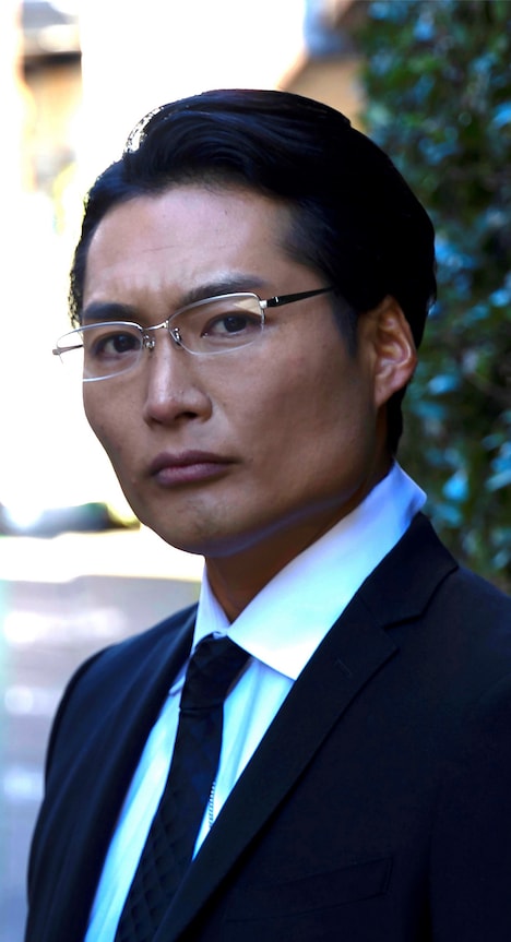 八木将康扮する東山力。