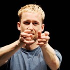 ダニエル・リネハンの自伝的なソロダンス作品「BODY OF WORK」スタート