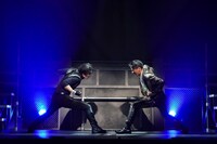 舞台「COLOR CROW 蒼霧之翼」より。（撮影：友澤綾乃）