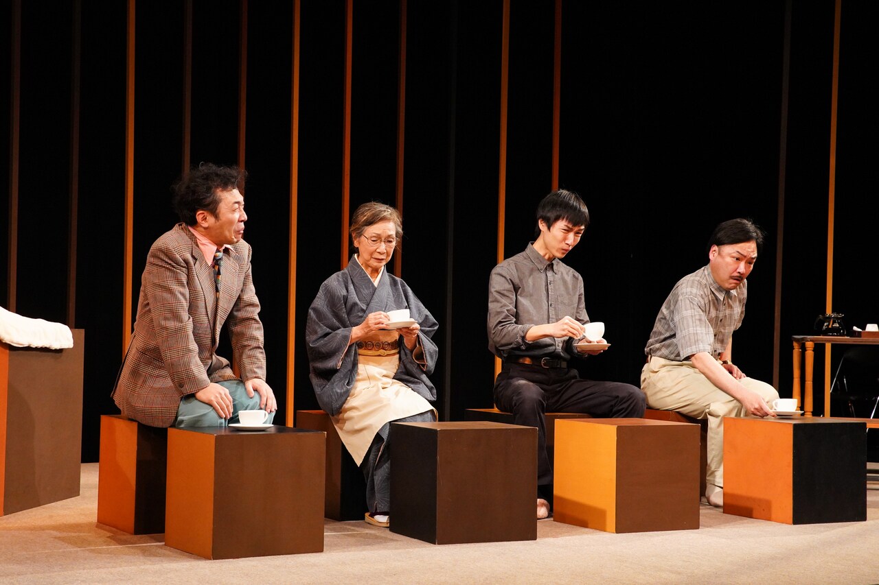 受け継がれる新劇精神を目視、五戸真理枝による文学座アトリエの会「コーヒーと恋愛」開幕