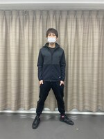 スポーティーな黒の上下でキリッと。ちらりとのぞくピンク色の靴下がキュート。