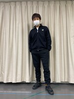 この日も黒で統一されたクールなコーディネート。胸に付いたフレッドペリーのロゴがポイントに。