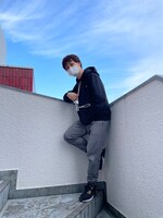 ドラえもんのボディのような青い空の下で。黒いNIKEのパーカのポケットからは、今にもひみつ道具が出てきそう？