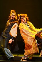 2022年劇団☆新感線42周年興行・春公演 いのうえ歌舞伎「神州無頼街」より。（撮影：田中亜紀）