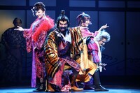 劇団☆新感線「神州無頼街」より。（撮影：田中亜紀）