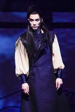 2022年劇団☆新感線42周年興行・春公演 いのうえ歌舞伎「神州無頼街」より。（撮影：田中亜紀）