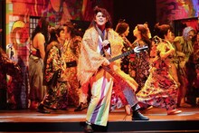 2022年劇団☆新感線42周年興行・春公演 いのうえ歌舞伎「神州無頼街」より。（撮影：田中亜紀）