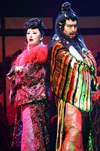 2022年劇団☆新感線42周年興行・春公演 いのうえ歌舞伎「神州無頼街」より。（撮影：田中亜紀）