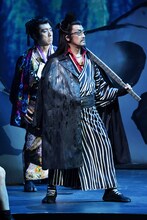 2022年劇団☆新感線42周年興行・春公演 いのうえ歌舞伎「神州無頼街」より。（撮影：田中亜紀）