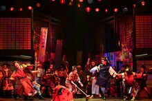 2022年劇団☆新感線42周年興行・春公演 いのうえ歌舞伎「神州無頼街」より。（撮影：田中亜紀）