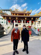 関帝廟を訪問する市川猿之助（左）と市川青虎。