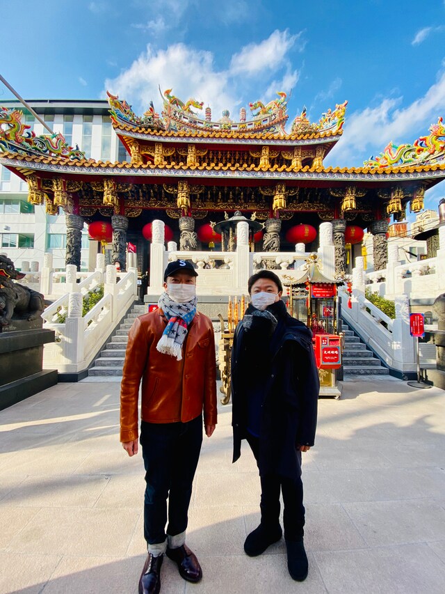 関帝廟を訪問する市川猿之助（左）と市川青虎。