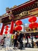 関帝廟を訪問する市川猿之助（左）と市川青虎。