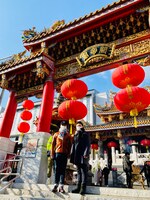 関帝廟を訪問する市川猿之助（左）と市川青虎。