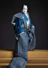 尾上松緑扮する大岡越前守。(c)松竹